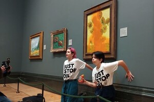 Экоактивистки, облившие супом картину Ван Гога в Лондоне, не признали себя виновными в суде