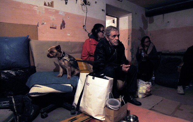 Киевляне ждут окончания сигнала тревоги в подвалах