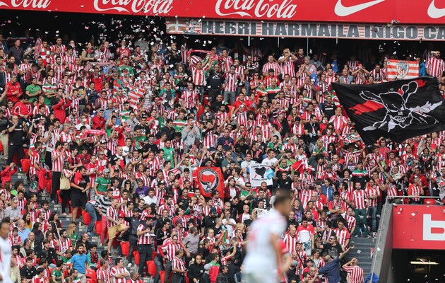 Группировку фанатов "Атлетика" выгнали со стадиона во втором тайме