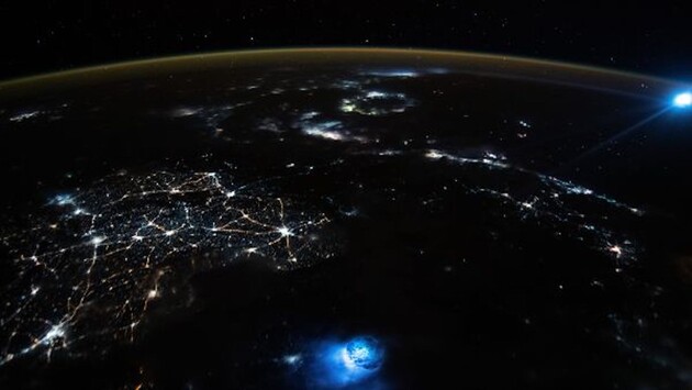 Астронавт МКС зробив знімок Землі з незвичайними блакитними спалахами в атмосфері: що це
