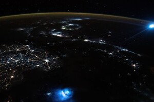 Астронавт МКС сделал снимок Земли с необычными голубыми вспышками в атмосфере: что это