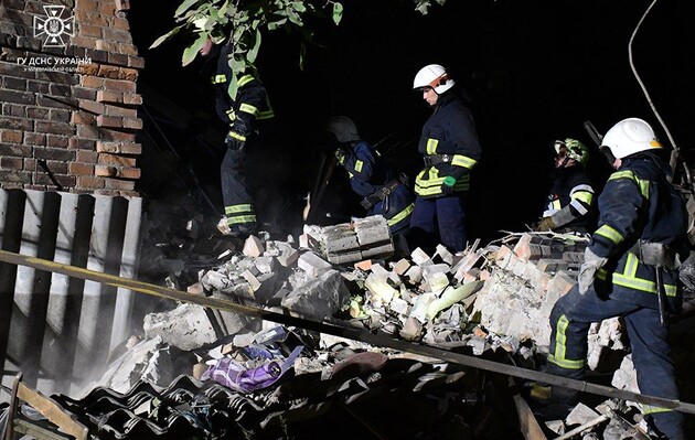 Працівники ДСНС розбирають завали в цивільних будинках після нічного удару 