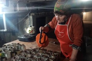 Неходяча 92-річна вінничанка Олена разом із донькою виготовляють окопні свічки для захисників України
