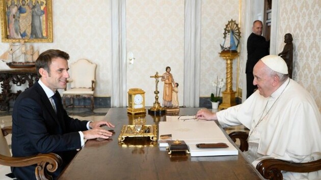 Макрон зустрівся з Папою Франциском, обговорив Україну з офіційними особами Ватикану