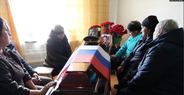 Повоював 12 днів: батьки окупанта на похороні поділилися своїм баченням мобілізації в РФ: 