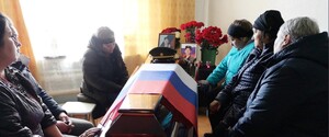 Повоевал 12 дней: родители оккупанта на похоронах поделились своим видением мобилизации в РФ: 