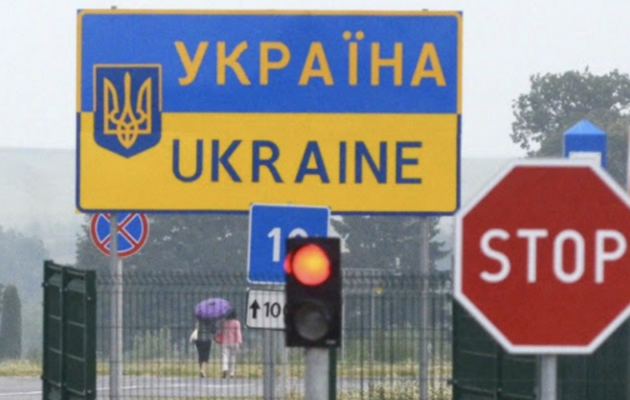 Чинна заборона на виїзд чоловіків з України не відповідає нормам Конституції — НАЗК