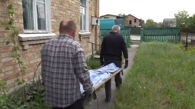 Володимир та його напарник у процесі своєї роботи з ексгумації загиблих під час окупації Київщини