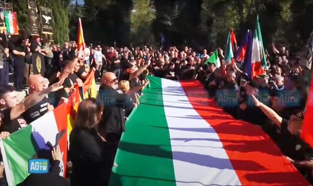 Тысячи людей почтили память фашистского диктатора Италии Муссолини