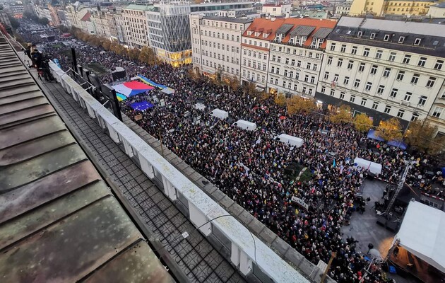 «Чехія не боїться Путіна»: чехи вийшли на вулиці, щоб довести свою підтримку Україні на тлі енергетичної кризи