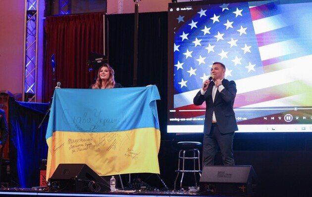 Флаг Украины с подписями Зеленского, Залужного и защитников «Азовстали» продали за $69 тысяч
