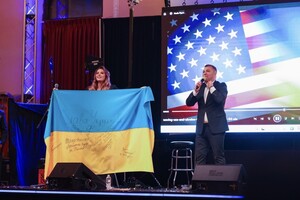 Прапор України з підписами Зеленського, Залужного та захисників «Азовсталі» продали за $69 тисяч