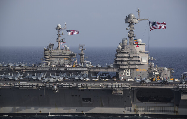 U.S.S. Gerald R. Ford поряд із USS Harry S. Truman