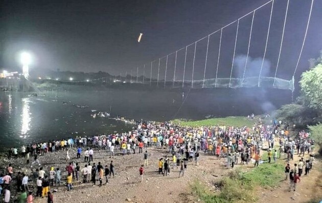 Смертоносне обвалення канатного мосту в Індії: кількість жертв зросла до 132