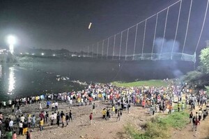 Смертоносне обвалення канатного мосту в Індії: кількість жертв зросла до 132