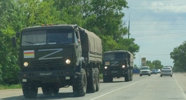 Часть колонн Z с осетинскими флагами