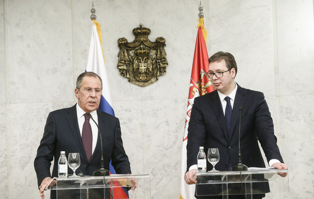 Між країнами – традиційно тісна співпраця, але в ЄС поставили перед вибором / Президент Сербії Александар Вучич і глава російського МЗС Сєргєй Лавров. 
