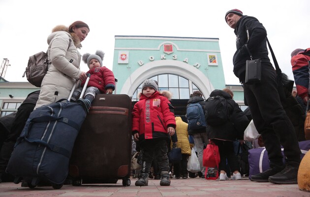 Прибывшие из Херсона люди ожидают дальнейшей эвакуации вглубь России на железнодорожной станции Джанкой в Крыму. 21 октября 2022 года