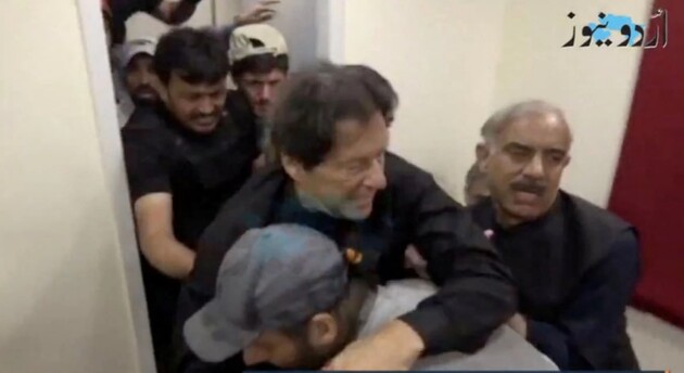 Колишньому прем’єр-міністру Пакистану Імрану Хану допомагають після того, як він отримав поранення в гомілку у Вазірабаді, Пакистан, 3 листопада 