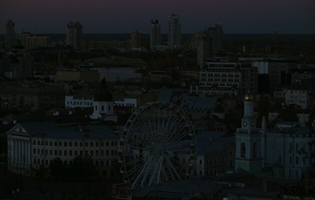 Свет в Киеве пока будут выключать по графикам