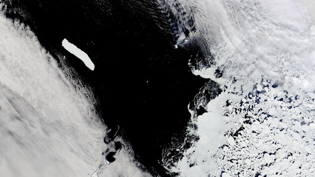Найбільший айсберг у світі покинув Антарктиду і рухається до своєї 