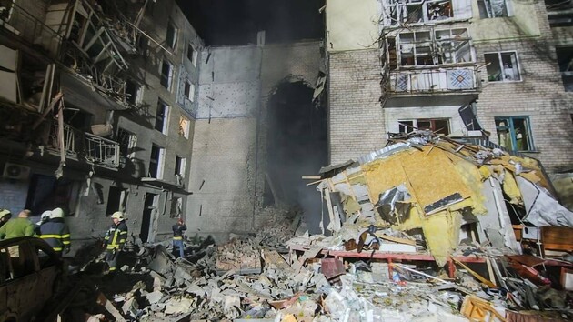 Війська РФ завдали удару по житловій п'ятиповерхівці в Миколаєві: Зеленський відреагував  