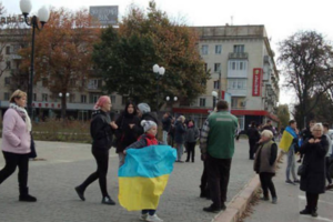 Херсонці з українськими прапорами вже чекають на ЗСУ в центрі міста 