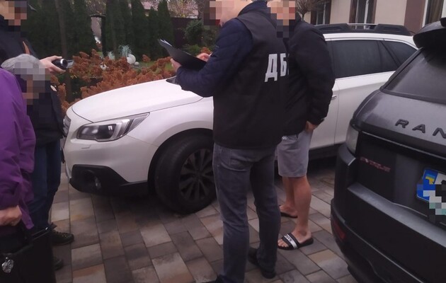 Правоохоронці затримали одразу 11 митників