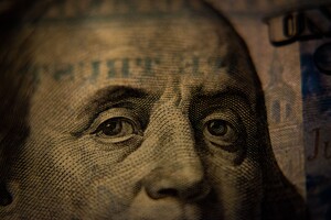 Курс доллара и евро: эксперт рассказал, какую из валют будет 