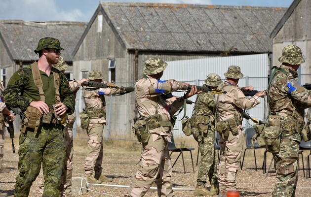 Великобритания научила очередную партию украинских военнослужащих и передала им снаряжение на зиму