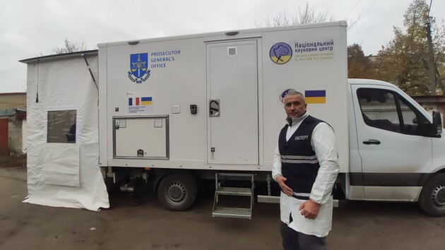 The mobile DNA laboratory in Izium