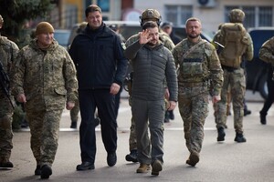 Президент наградил разведчика, установившего украинский флаг в Снегиревке