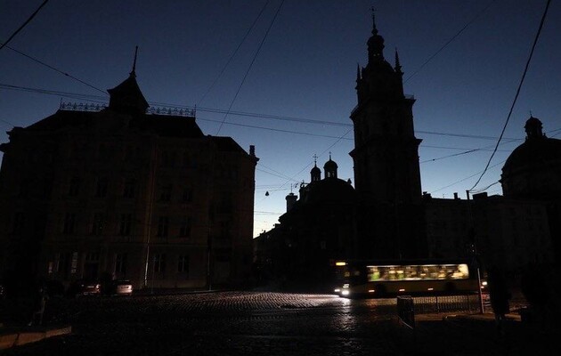 Внаслідок атаки Львів опинився без світла, тяжко поранено людину