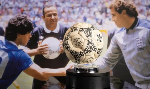М'яч, яким Марадона забив гол рукою, продано на аукціоні за 2,4 млн доларів