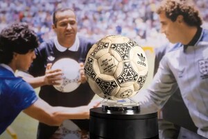 М'яч, яким Марадона забив гол рукою, продано на аукціоні за 2,4 млн доларів