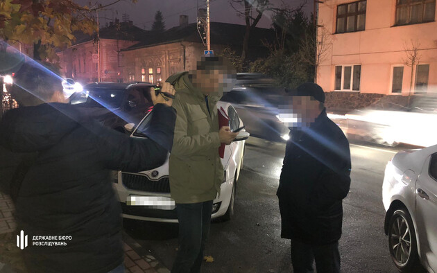 Таможенников поймали на взятке