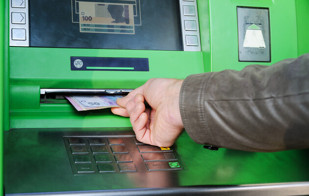 В ПриватБанке назвали огромную сумму, снятую украинцами в банкоматах с начала года