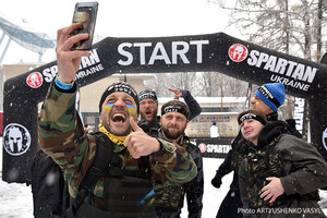 Військові та родичі захисників Азовсталі пробігли 10 км з перешкодами, щоб зібрати кошти на автівки для ЗСУ - фоторепортаж