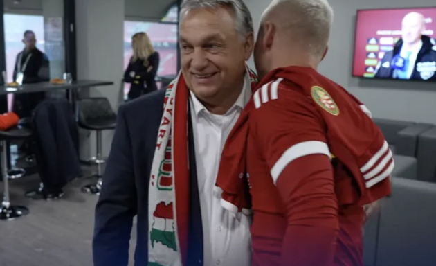 Орбан потратив у скандал з шарфом — фото