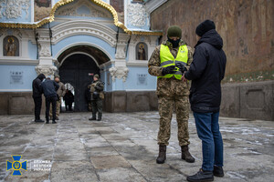 Во время обысков в Лавре нашли граждан РФ и миллионы наличных