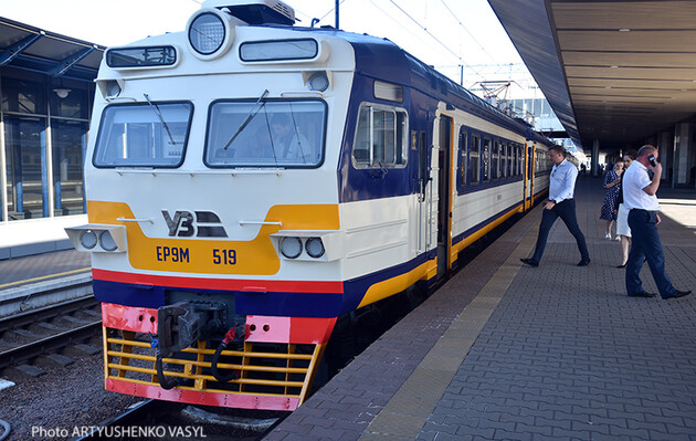 Міська електричка в столиці зупинилась