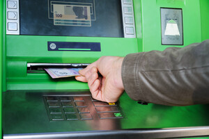 Два найбільші банки України підняли ліміт зняття готівки для карток інших банків