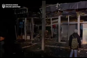 Військові РФ вкотре обстріляли Херсон: загорілася багатоповерхівка, загинули чотири людини