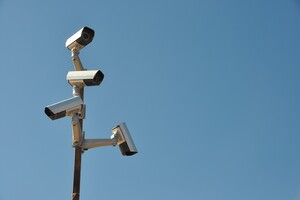 Британія знімає китайські камери з урядових будівель через ризики для безпеки
