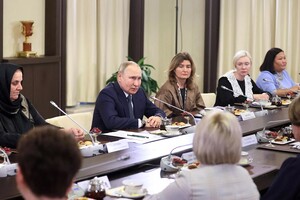 Путін замість матерів солдатів зустрівся із провоєнними чиновницями з Москви