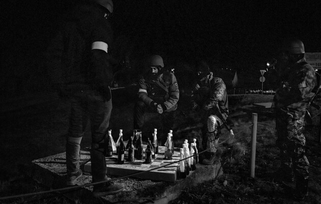 Авторка однієї з фотографій, Ніколь Тунг висвітлювала війну в Сирії, європейську кризу біженців, Арабську весну. Нині фотографує війну в Україні. Знімок від березня, київська ТрО охороняє один із блокпостів