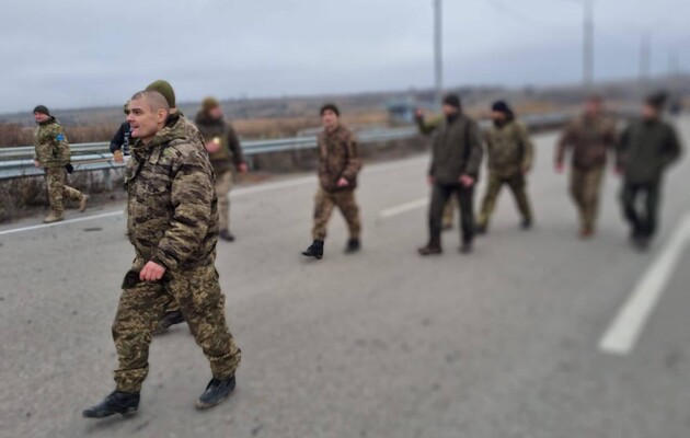 Из плена РФ вернулись еще 12 украинцев. Среди них военные, защищавшие Мариуполь, ЧАЭС и остров Змеиный