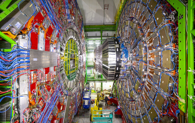Адронний колайдер зупинили для економії електроенергії