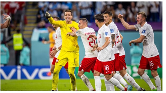 Звездный польский голкипер проиграл спор Месси прямо во время матча ЧМ-2022