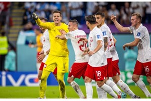 Звездный польский голкипер проиграл спор Месси прямо во время матча ЧМ-2022